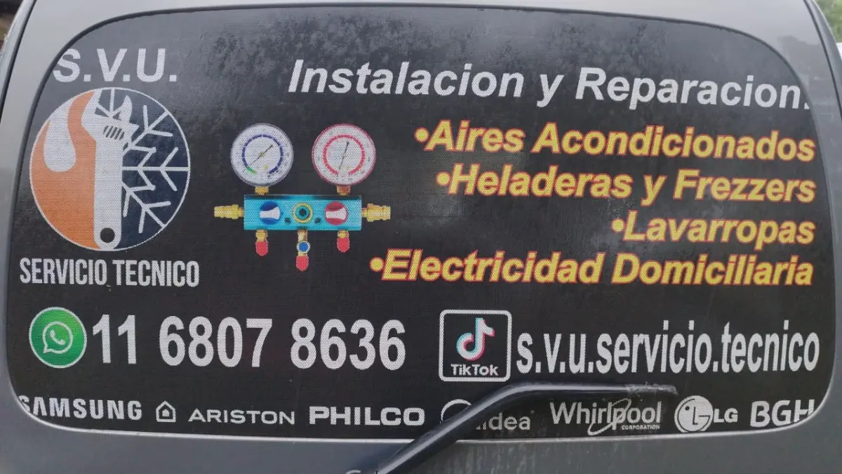 La camioneta de S.V.U. Servicio Técnico con los servicios ploteados en la luneta